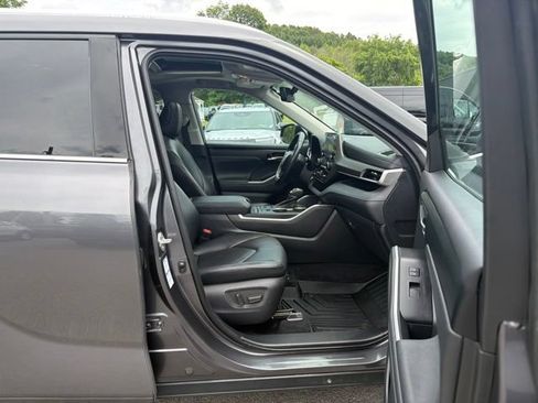Used 2021 Toyota Highlander XLE AWD/4WD image 36