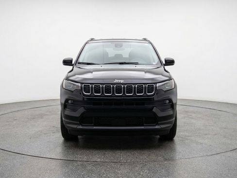 Used 2025 Jeep Compass Latitude AWD/4WD image 2