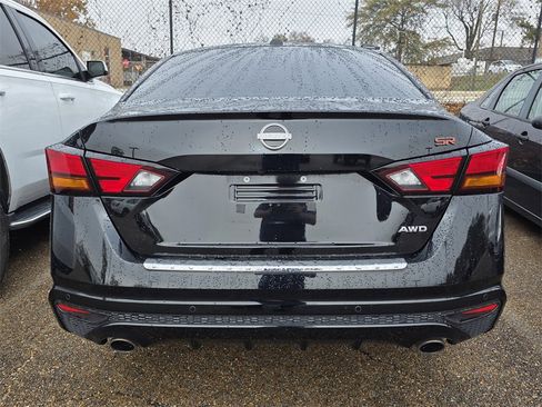 Used 2023 Nissan Altima 2.5 SR w/ SR Premium Package image 3