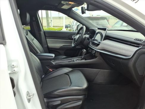 Used 2024 Jeep Compass Latitude image 17