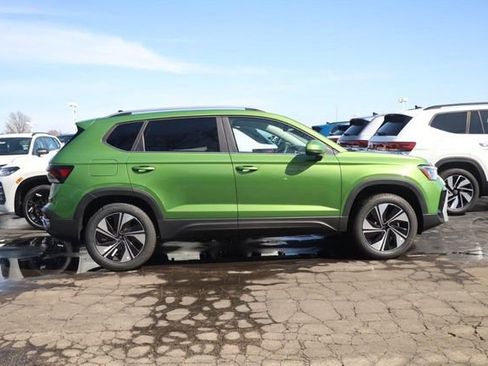 New 2026 Volkswagen Taos SE image 4