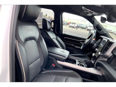 Used 2024 RAM 1500 Laramie AWD/4WD image 8