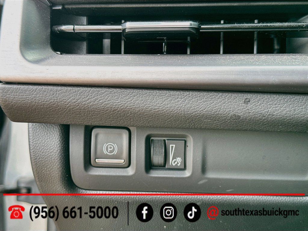 Used 2025 Cadillac XT4 Sport w/ LPO, Onyx Lite Package FWD image 22