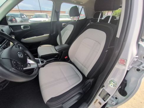 Used 2025 Hyundai Venue SEL FWD image 24