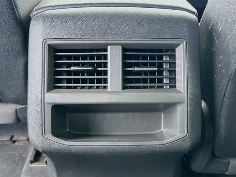 Used 2020 Volkswagen Atlas Cross Sport SE w/ Panoramic Sunroof Package image 17