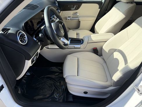 Certified 2025 Mercedes-Benz GLB 250 250 4MATIC image 9