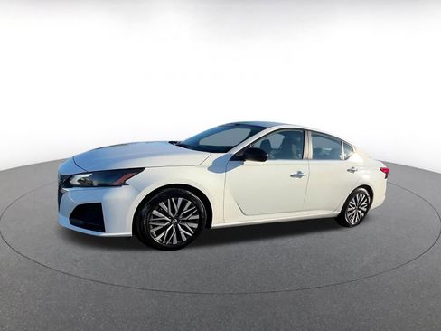 Used 2025 Nissan Altima 2.5 SV image 8