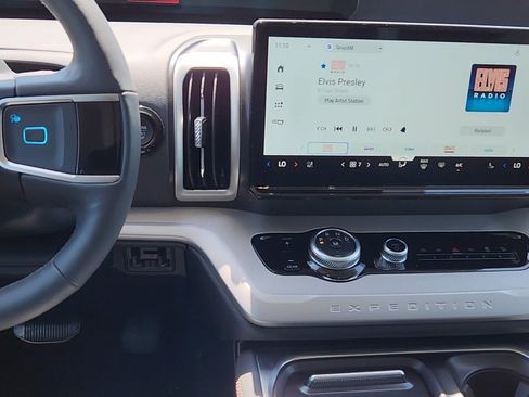 New 2025 Ford Expedition Active image 18