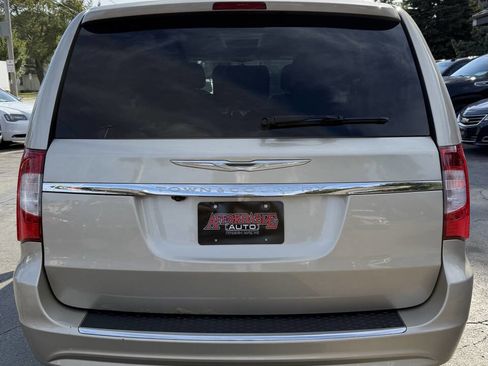 Used 2016 Chrysler Town & Country Touring w/ Driver Convenience Group image 11