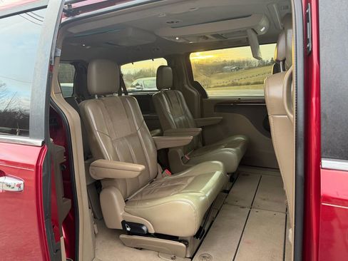 Used 2011 Chrysler Town & Country Limited image 22