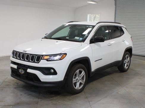 Used 2024 Jeep Compass Latitude image 4