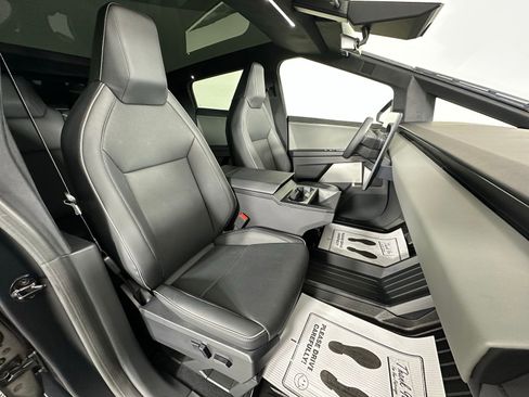Used 2025 Tesla Cybertruck AWD Crew Cab image 9