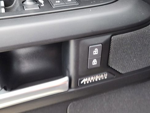 Certified 2025 Land Rover Defender 110 X-Dynamic SE AWD/4WD image 23