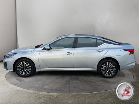 Used 2023 Nissan Altima 2.5 SV AWD/4WD image 4