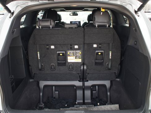 Used 2023 Toyota Sienna XLE Woodland Edition image 20