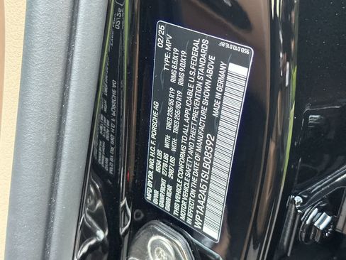 Certified 2025 Porsche Macan AWD/4WD image 33
