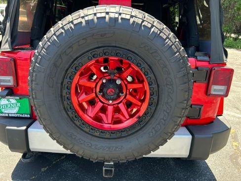 Used 2015 Jeep Wrangler Unlimited Sahara w/ Connectivity Group AWD/4WD image 29