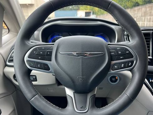 Used 2023 Chrysler Pacifica Touring-L FWD image 27