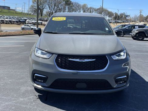 Used 2025 Chrysler Pacifica Select FWD image 2