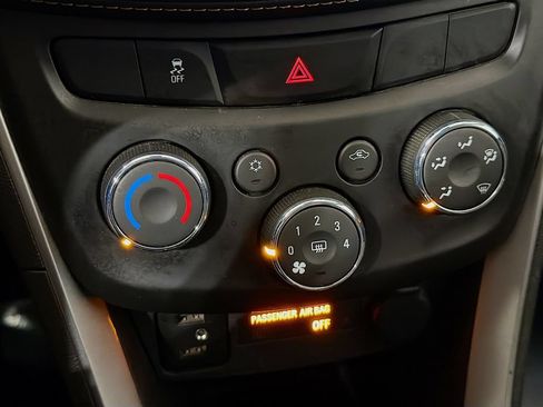 Used 2019 Chevrolet Trax LT w/ LT Convenience Package FWD image 14