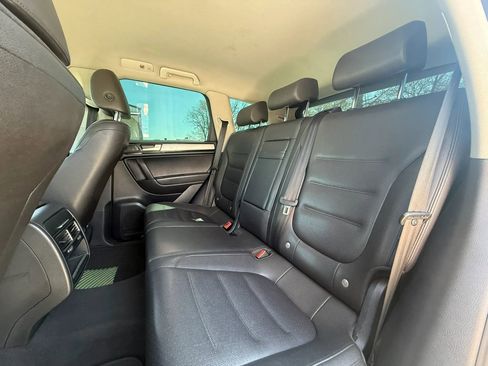 Used 2013 Volkswagen Touareg Sport image 14