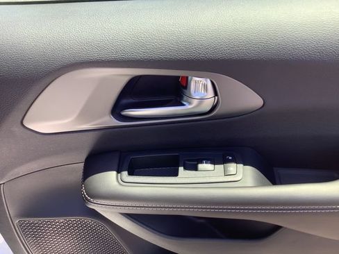 New 2027 Chrysler Pacifica Limited w/ S Appearance Package FWD image 40