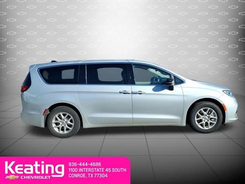 Used 2024 Chrysler Pacifica Touring-L image 4