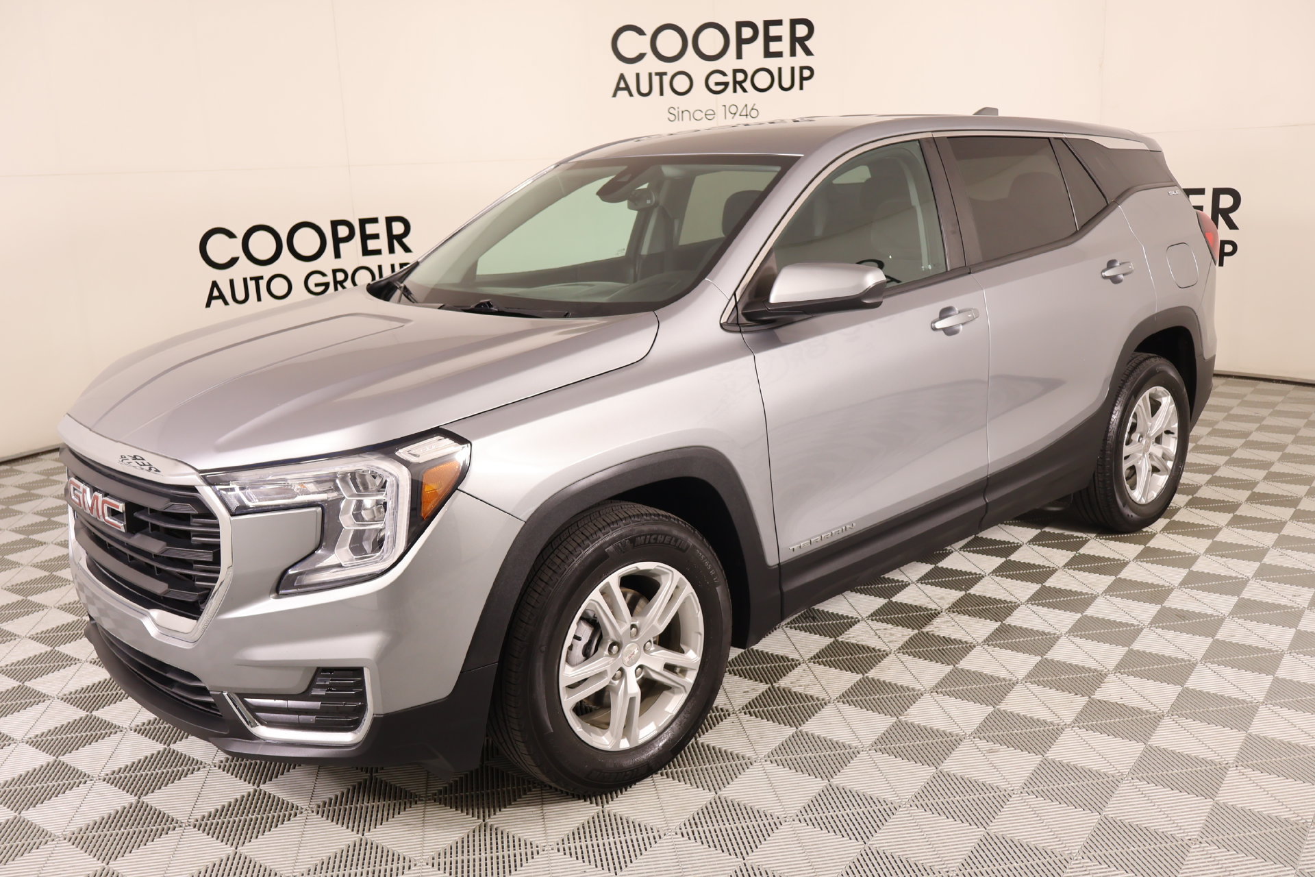 Used 2023 GMC Terrain SLE w/ LPO, Floor Liner Package FWD image 9