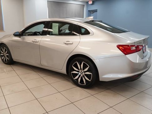 Used 2017 Chevrolet Malibu LT w/ Leather Package FWD image 8