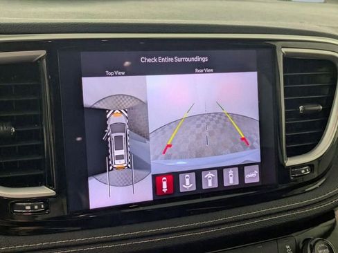 Used 2022 Chrysler Pacifica Touring-L w/ Uconnect Theater Family Group FWD image 23