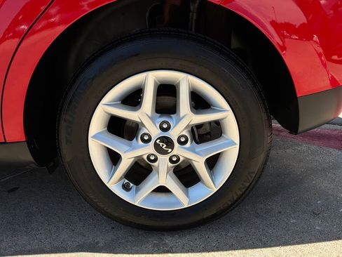 Used 2025 Kia Soul LX w/ LX Technology Package FWD image 9