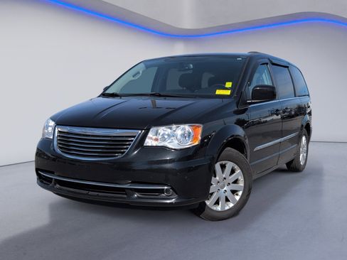 Used 2016 Chrysler Town & Country Touring image 2