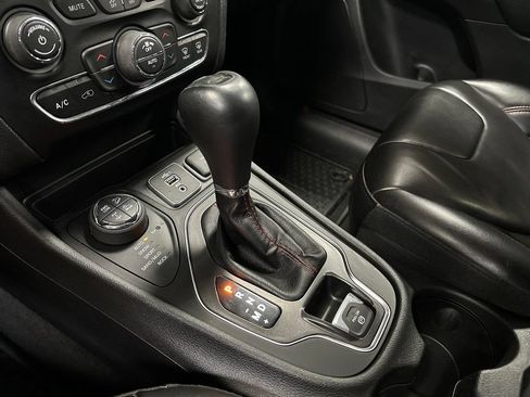 Used 2019 Jeep Cherokee Trailhawk w/ Cold Weather Group AWD/4WD image 26