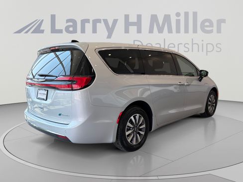 Used 2024 Chrysler Pacifica Limited FWD image 5