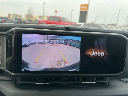 Used 2024 Jeep Wrangler Unlimited Rubicon image 10