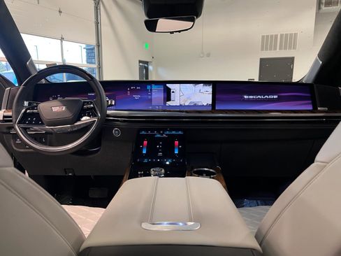 Used 2025 Cadillac Escalade ESV Sport Platinum AWD/4WD image 35