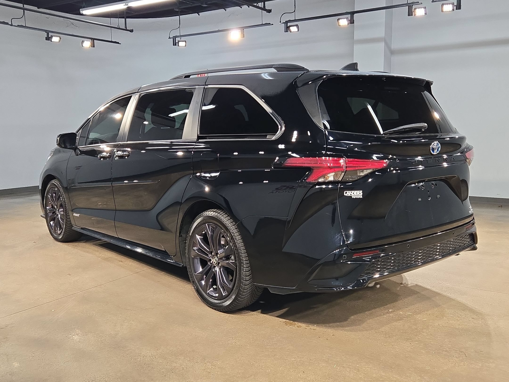 Used 2021 Toyota Sienna XSE FWD image 5