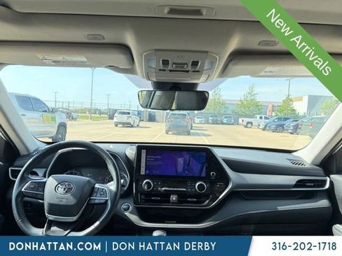 Used 2023 Toyota Highlander XLE FWD image 5