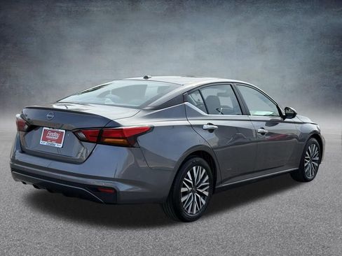 Used 2025 Nissan Altima 2.5 SV image 3