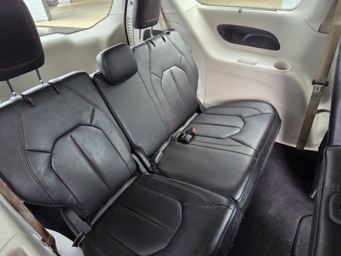Used 2017 Chrysler Pacifica Touring-L Plus w/ Advanced Safetytec Group FWD image 20