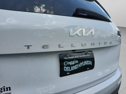 Used 2024 Kia Telluride EX w/ EX Captain's Chair Package FWD image 32