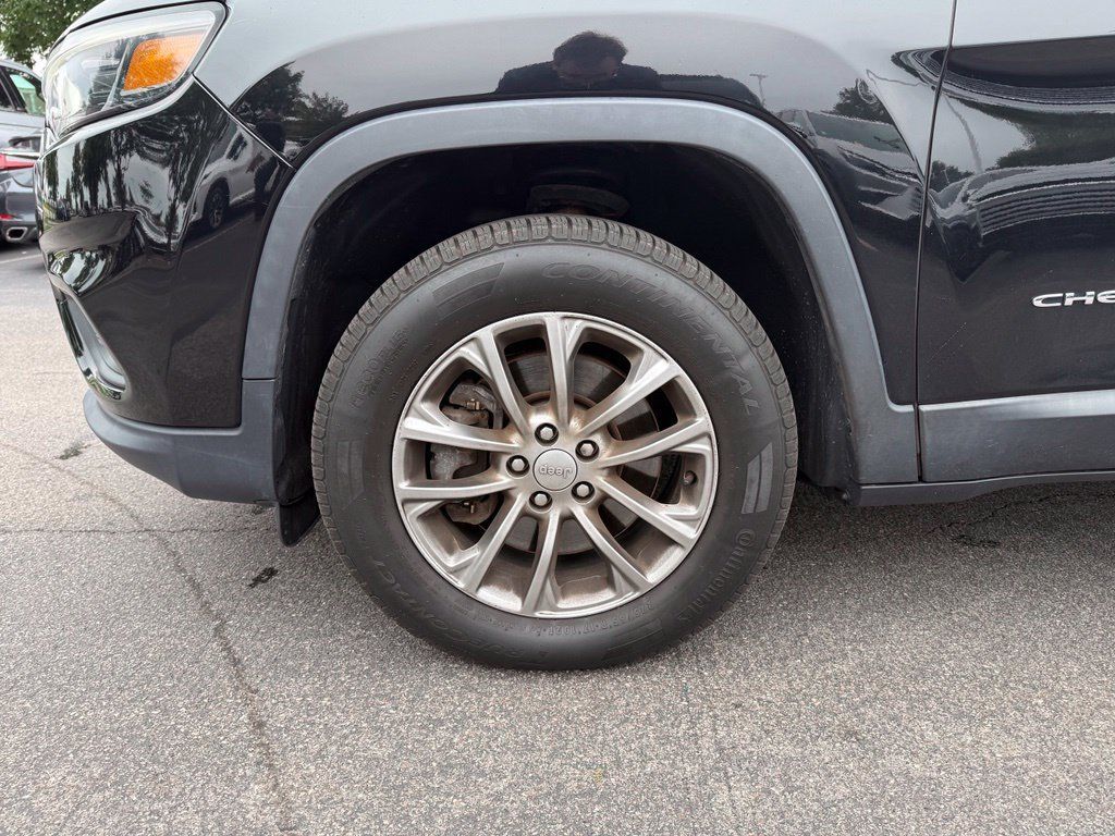 Used 2019 Jeep Cherokee Latitude Plus w/ Cold Weather Group AWD/4WD image 24