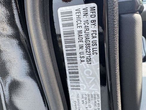Used 2025 Jeep Grand Cherokee Altitude AWD/4WD image 29