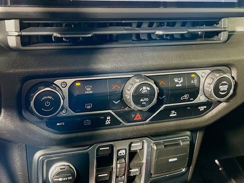 Used 2024 Jeep Wrangler Unlimited AWD/4WD image 14