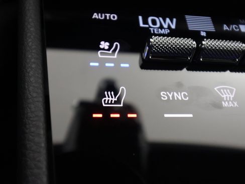 Used 2025 Porsche Cayenne image 23