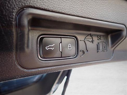 Used 2022 Ford Explorer Limited w/ Equipment Group 301A AWD/4WD image 9