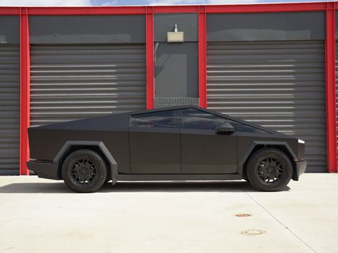 Used 2024 Tesla Cybertruck AWD Crew Cab image 9