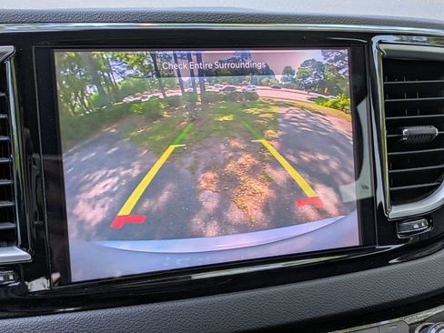 Used 2024 Chrysler Pacifica Touring-L FWD image 21
