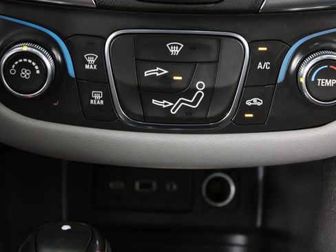 Used 2021 Chevrolet Equinox LS image 18