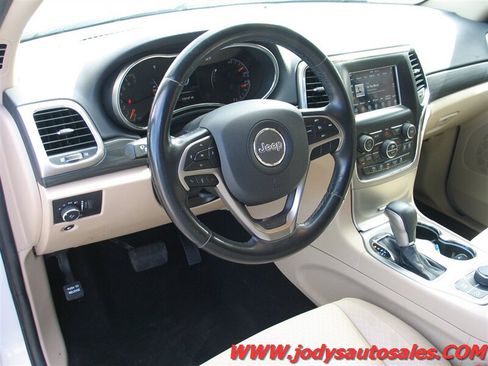 Used 2019 Jeep Grand Cherokee Laredo AWD/4WD image 2